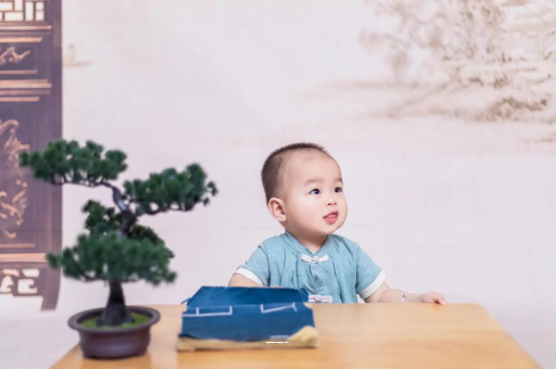 吉安怀孕肚子中间凹两边凸